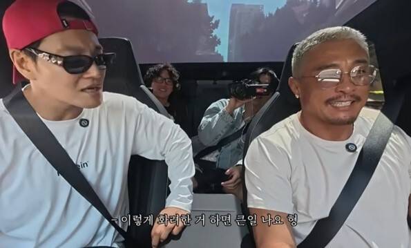 김종국이 미국 로스앤젤레스(LA)에서 고가의 액세서리를 착용한 채 활보한 추성훈에 경악했다. 유튜브 채널&nbsp;‘추성훈 ChooSungHoon’ 캡처