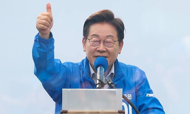 더불어민주당 이재명 대선 후보가 28일 서울 광진구 어린이대공원 정문 앞에서 열린 광진구·중랑구 집중유세에서 지지를 호소하고 있다. 공동취재사진