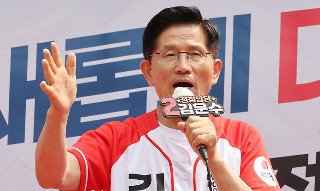 김문수 국민의힘 대통령 후보가 28일 오후 경남 양산시 거리 유세에서 시민들에게 지지를 호소하고 있다. 뉴스1