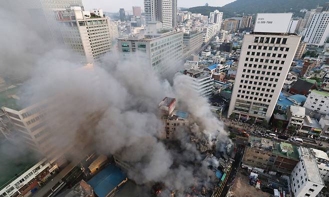 28일 오후 서울 중구 을지로 세운상가 인근 재개발 예정지구에서 화재가 발생해 소방대원들이 화재를 진압하고 있다. 뉴스1
