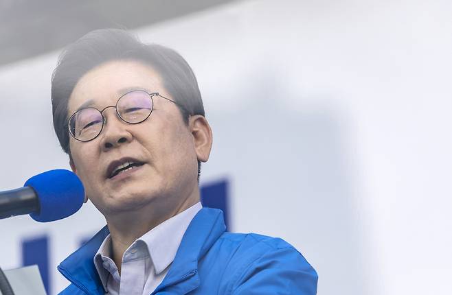 이재명 더불어민주당 대선후보가 28일 오후 서울 성동구 왕십리역 광장에서 열린 유세에서 연설을 하고 있다. 뉴시스