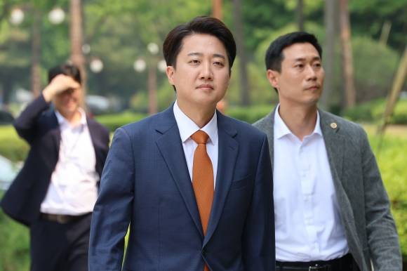 기자회견 나서는 이준석 후보 - 개혁신당 이준석 대선 후보가 27일 서울 여의도 국회에서 단일화 등과 관련한 입장을 밝히기 위해 기자회견 장소로 이동하고 있다. 2025.5.27 연합뉴스