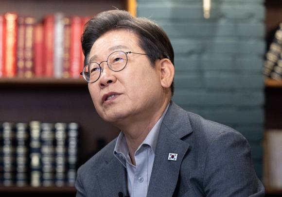 이재명 더불어민주당 대선 후보가 28일 서울 강남구의 한 스튜디오에서 열린 K-이니셔TV ‘1400만 개미와 한배 탔어요’ 유튜브 라이브에서 발언하고 있다. 2025.5.28 공동취재