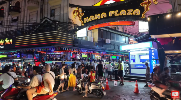 태국의 밤 문화로 유명한 방콕 수쿰빗 지역 유흥가. 사진은 기사 내용과 직접 관련 없음. 유튜브 채널 ‘Asian Info’ 캡처