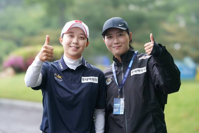 단짝이 된 김효주(왼쪽)와 심서연 매니저. 사진 제공=박태성 골프전문 사진기자