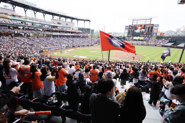 5일 대전 한화생명볼파크에서 열린 한화 이글스와 LG 트윈스 경기에서 만원 관중속에 팬들이 응원전을 펼치고 있다. 뉴스1