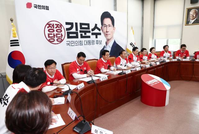 윤재옥 국민의힘 총괄선거대책본부장이 27일 오전 서울 여의도 국회에서 열린 선거대책본부 본부장단 회의에서 모두 발언을 하고 있다. 뉴스1