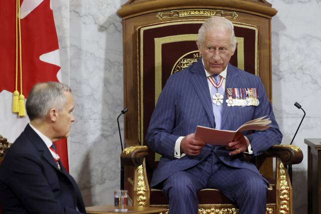 찰스 3세(오른쪽) 영국 국왕이 27일(현지 시간) 마크 카니 총리 등 의회 의원들이 참석한 가운데 오타와에서 열린 의회 개원식에 ‘왕좌의 연설(The speech from the throne)’을 하고 있다. AP연합뉴스