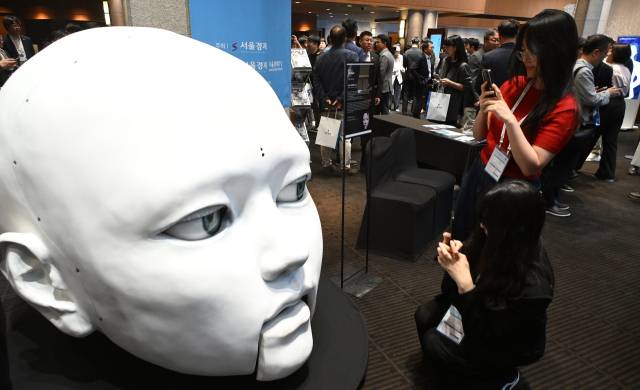 27일 서울 중구 신라호텔에서 열린 서울포럼 2025에서 참석자들이 행사장 입구에 전시된 노진아 작가의 AI 기반 인터랙티브 조각상 '히페리온의 속도' 작품을 관람하고 있다. 오승현 기자 2025.05.27