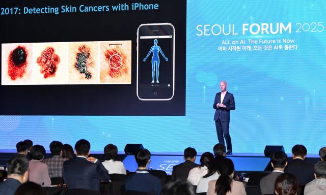 서배스천 스런 스탠퍼드대학교 교수(구글X·웨이모 창립자, 유다시티 회장)가 28일 서울 중구 신라호텔에서 열린 서울포럼 2025 메인세션에서 특별강연을 하고 있다. 성형주 기자 2025.05.28