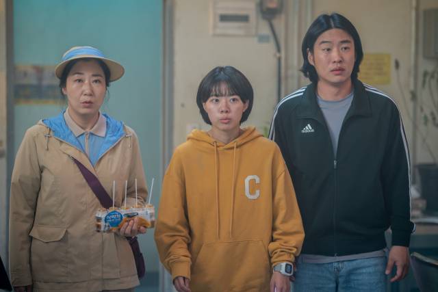 영화 '하이파이브'에서 장기를 이식받고 초능력이 생긴 프레시 매니저 선녀(왼쪽부터·라미란 분)와 태권소녀 완서(이재인 분),작가 지망생 지성(안재홍 분). 사진 제공=NEW·안나푸르나필름