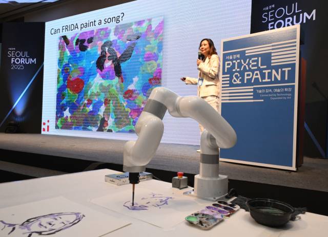 오혜진 미국 카네기멜런대 교수가 28일 서울 중구 신라호텔에서 ‘서울포럼 2025’ 특별 행사로 열린 ‘픽셀 앤 페인트’에 참석해 강연하고 있다. 오승현 기자