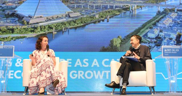 조이 카(왼쪽) 미국 멤피스브룩스미술관장이 술레만 아나야 아트 저널리스트와 28일 서울 중구 신라호텔에서 ‘서울포럼 2025’ 특별 행사로 열린 ‘픽셀 앤 페인트’에서 특별 대담을 나누고 있다. 오승현 기자