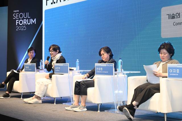 기혜경(왼쪽부터) 홍익대 교수(전 부산시립미술관장), 서진석 부산시립미술관장, 안미희 광주비엔날레재단 이사(전 경기도미술관장), 이지호 전남도립미술관장이 28일 서울 중구 신라호텔에서 열린 ‘픽셀 앤 페인트’에서 미술관이 바꿀 수 있는 도시 브랜딩에 대한 아이디어를 나누고 있다. 조태형 기자