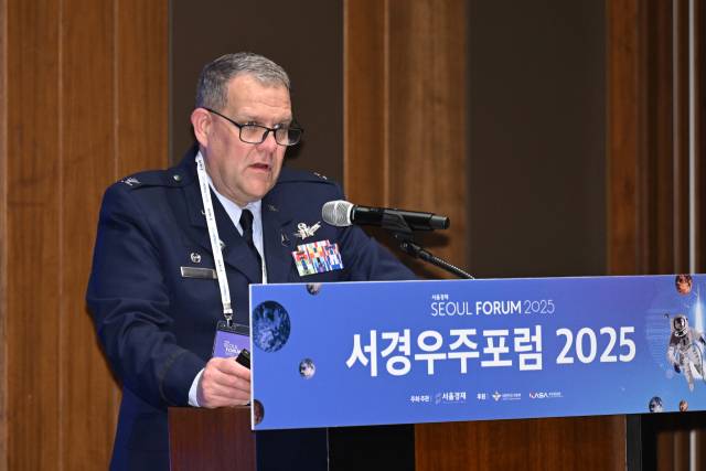 존 패트릭 주한 미우주군 사령관이 28일 서울 중구 신라호텔에서 열린 ‘서울포럼 2025’의 부대행사로 열린 ‘서경우주포럼’에참석해 발표하고 있다. 조태형 기자
