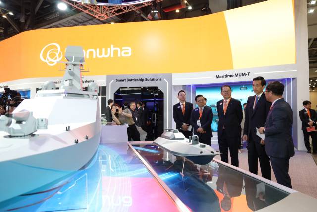 김동관(왼쪽 네 번째) 한화그룹 부회장이 28일 부산 벡스코에서 개막한 국제해양방위산업전(MADEX 2025) 내 한화 방산 부스를 둘러보며 설명을 듣고 있다. 사진 제공=한화그룹
