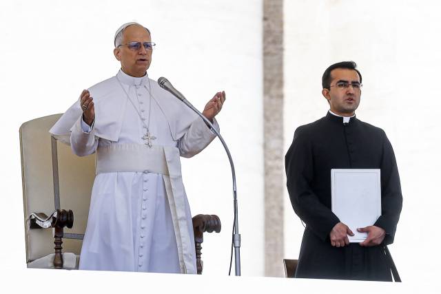 레오 14세 교황이 28일(현지 시간) 바티칸 시국 성베드로 광장에서 수요 일반 알현에 참석해 있다. EPA연합뉴스
