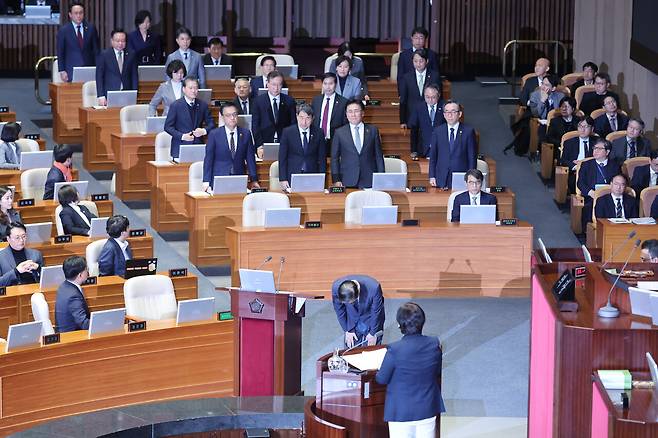 2024년 12월11일 국무위원들이 일어나 대국민 사과를 하고 있다. 김문수 장관은 사과하지 않았다. ⓒ연합뉴스