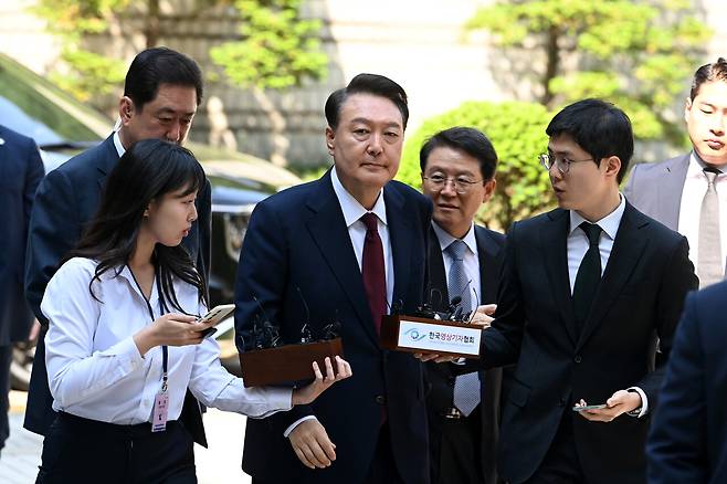 ‘내란 우두머리’ 혐의 재판을 받는 윤석열은 5월12일 3차 공판에서 처음으로 법원에 공개 출석했다. ⓒ사진공동취재단