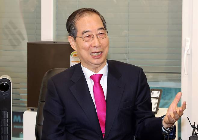 한덕수 전 국무총리가 5월11일 국민의힘 당사에서 국민의힘 김문수 대선 후보와 만나고 있다. ⓒ공동취재