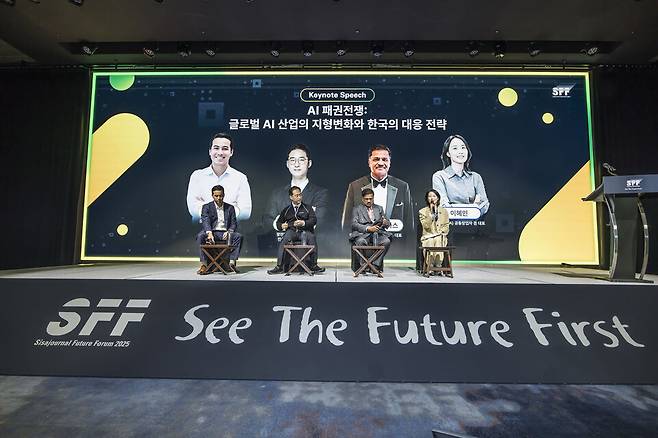 28일 서울 영등포구 페어몬트 앰배서더 서울 그랜드볼룸에서 열린 '시사저널 미래포럼 2025'에서 브랜든 쳉 쉴드AI 대표, 조셉 리 팔란티어 한국공공부문대표, 라지브 비스와스 아시아 태평양 이코노믹스 대표, 이혜민 핀다 대표가 패널토론을 하고 있다. ⓒ시사저널 최준필