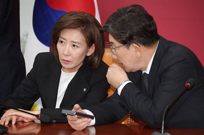 국민의힘 대선 선거대책위원장에 내정된 나경원 의원(왼쪽)과 권성동 원내대표가 5월4일 국회에서 열린 당 선거대책위원회 회의에서 대화를 나누고 있다. ⓒ연합뉴스