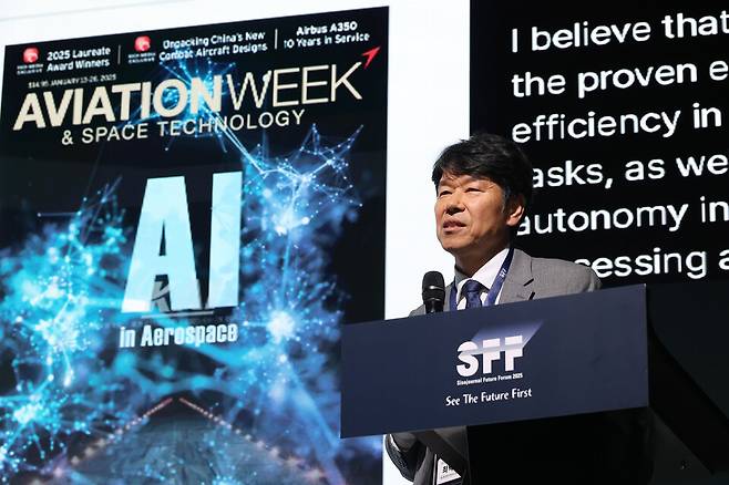 28일 서울 여의도 페어몬트 앰배서더 서울 그랜드볼룸에서 열린 '시사저널 미래포럼 2025'(SSF2025)에서 최낙선 한국항공우주산업 센터장이 'AX기반 미래전 대비'를 주제로 발표하고 있다. ⓒ시사저널 임준선