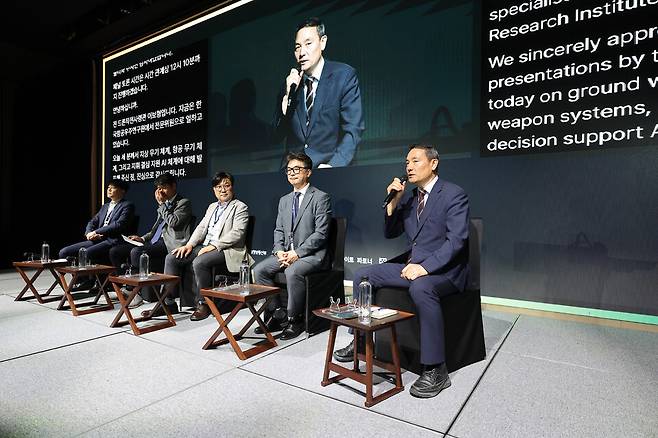 28일 서울 영등포구 페어몬트 앰배서더 서울 그랜드볼룸에서 열린 '시사저널 미래포럼 2025'에서 박매훈 한화에어로스페이스 센터장, 권철희 LIG넥스원 소장, 최낙선 한국항공우주산업 센터장 ,곽기호 국방과학연구소 연구원장, 이보형 초대 드론사령관이 패널토론을 하고 있다.ⓒ시사저널 임준선