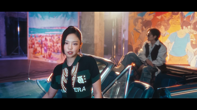 바퀘라는 2013년 론칭한 미국의 패션 브랜드다. 젠더 및 계급 이념을 전복시키는 디자인으로 K팝 셀럽들의 사랑을 받은 바, 제니와 현아 역시&nbsp;해당 브랜드의 제품을 착용한 이력이 공개되며 눈길을 끈다. 사진 | 유튜브 하이브 레이블