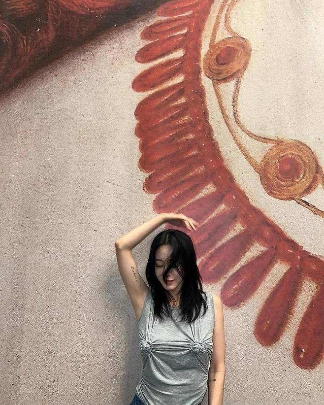 현아의 언더웨어 스커트 공항패션으로 유명세를 탄 바퀘라는 브랜드 특유의 자유로운 감성과 독창성 덕분에 한국 셀럽들의 사랑을 받고 있다. 제니와 현아를 비롯해 배우 한예슬, 있지 유나, 베이비몬스터의 아사도 바퀘라의 제품을 착용한 바 있다. 사진 | 한예슬 인스타그램