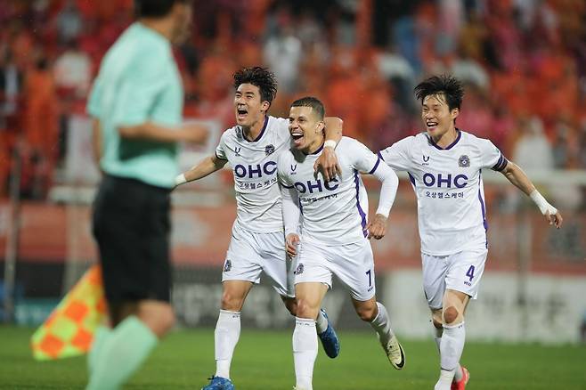 안양 마테우스(가운데)가 28일 강원과 원정경기에서 프리킥 선제골을 넣은 뒤 동료들과 기뻐하고 있다. 안양은 마테우스의 멀티골에 힘입어 2-1 승리를 거뒀다. 사진제공｜한국프로축구연맹