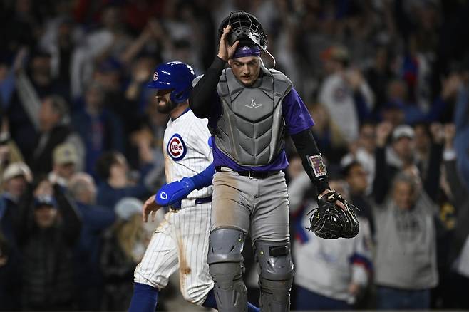 콜로라도 포수 헌더 굿맨이 28일 시카고 컵스전에서 연장 11회말 끝내기 안타를 맞고 패한 뒤 고개를 떨구며 마스크를 벗고 있다. AP연합뉴스