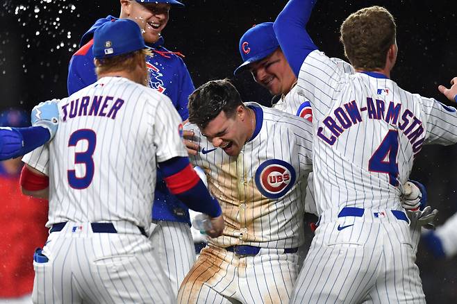시카고 컵스 맷 쇼(가운데)가 28일 콜로라도전 끝내기 안타를 날린 뒤 동료들의 축하를 받고 있다. Imagn Images연합뉴스