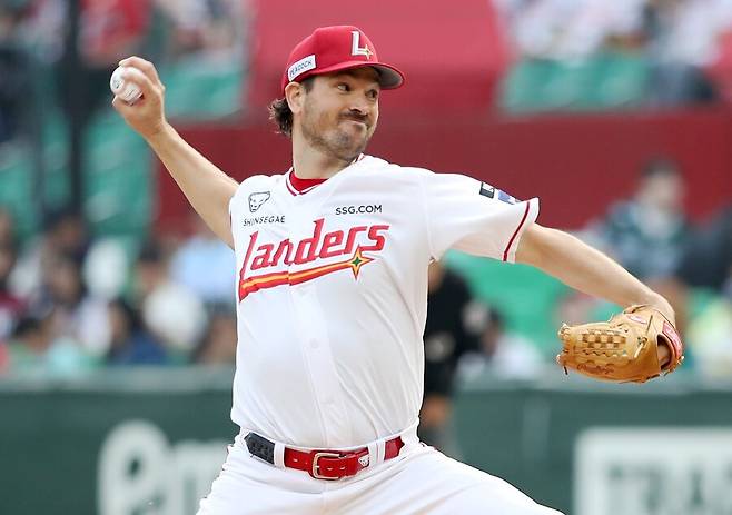 ▲ 앤더슨은 강력한 패스트볼에 변화구 커맨드까지 좋아진 모습으로 올해 리그 최고 투수 도전장을 내밀고 있다 ⓒSSG랜더스