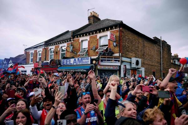 ▲ 런던 동남부가 연고인 크리스탈 팰리스도 FA컵 우승 버스 행진을 했다. ⓒ연합뉴스/AFP