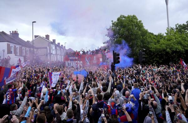▲ 런던 동남부가 연고인 크리스탈 팰리스도 FA컵 우승 버스 행진을 했다. ⓒ연합뉴스/AFP
