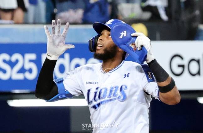 삼성 르윈 디아즈가 27일 대구 롯데전에서 7회말 2점 홈런을 터트리고 있다. /사진=강영조 선임기자