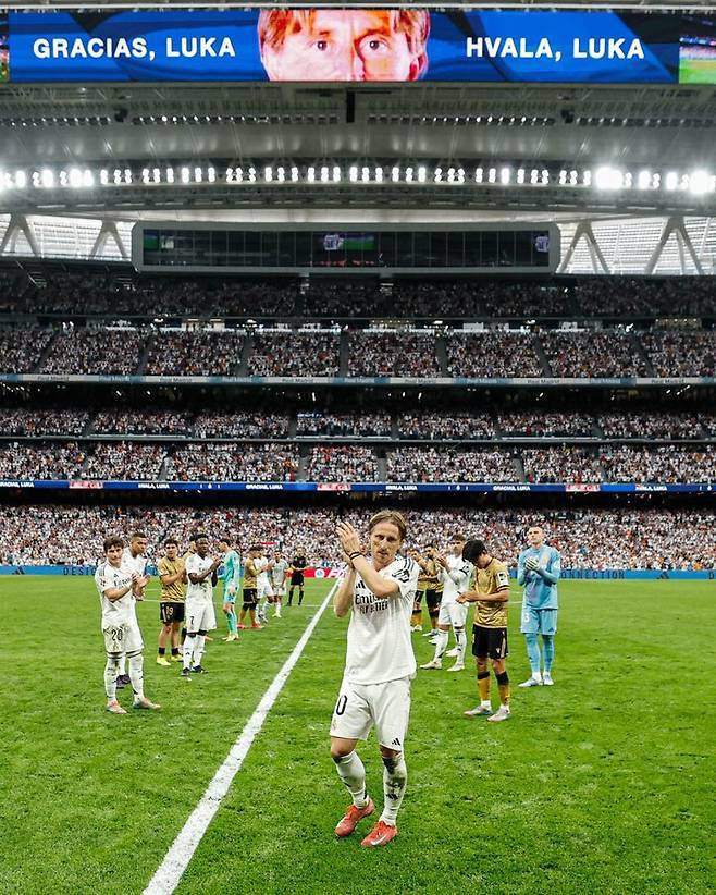 레알 마드리드 루카 모드리치가 24일 스페인 마드리드 산티아고 베르나베우에서 열린 레알 소시에다드와의 2024~2025 스페인 프리메라리가 38라운드 최종전 도중 교체돼 경기장을 빠져나가고 있다. 이번 경기는 이번 시즌을 끝으로 레알 마드리드를 떠나는 그의 홈 고별전이었는데, 레알 마드리드 선수들뿐만 아니라 레알 소시에다드 선수들도 경기 도중 함께 도열해 화제가 됐다. /사진=레알 마드리드 SNS 캡처