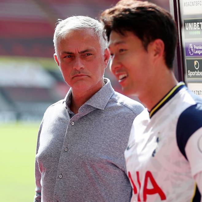 토트넘 감독 재임 시절 인터뷰 중인 손흥민을 바라보고 있는 조세 무리뉴 감독. /사진=스퍼스OTM SNS 캡처