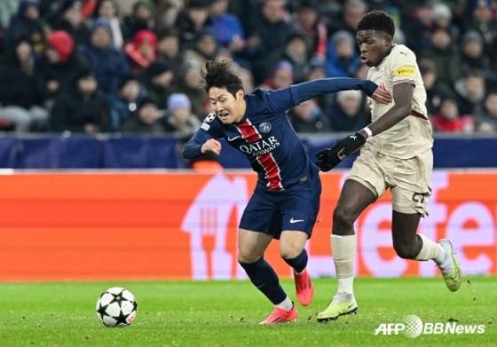 이강인(가운데)이 지난해 12월 11일(한국시간) 오스트리아 잘츠부르크의 레드불 아레나에서 열린 PSG 대 잘츠부르크의 '2024-2025시즌 유럽축구연맹(UEFA) 챔피언스리그(UCL)' 리그 페이즈 6차전에서 드리블 돌파하고 있다. /AFPBBNews=뉴스1