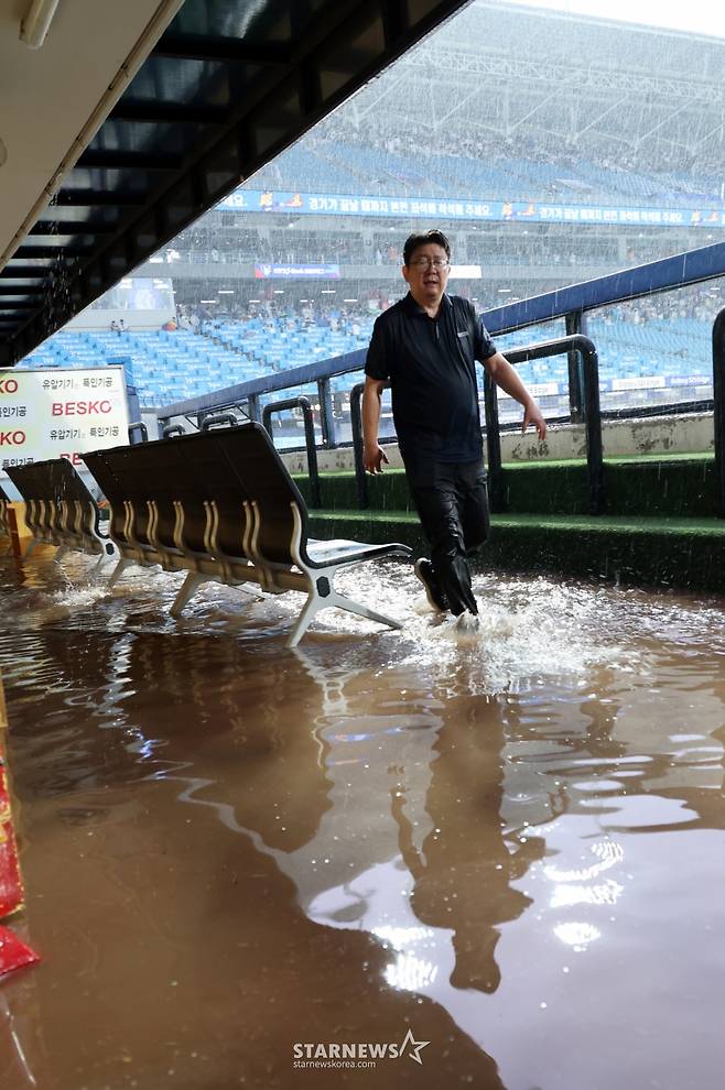 [포토]'침수된 라이온즈파크 1루 롯데 더그아웃'