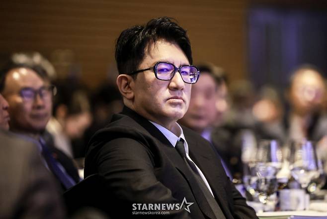[서울=뉴시스] 정병혁 기자 = 방시혁 하이브 의장이 20일 서울 영등포구 FKI타워에서 열린 한국경제인협회 제64회 정기총회에 참석해 있다. 2025.02.20. jhope@newsis.com /사진=정병혁
