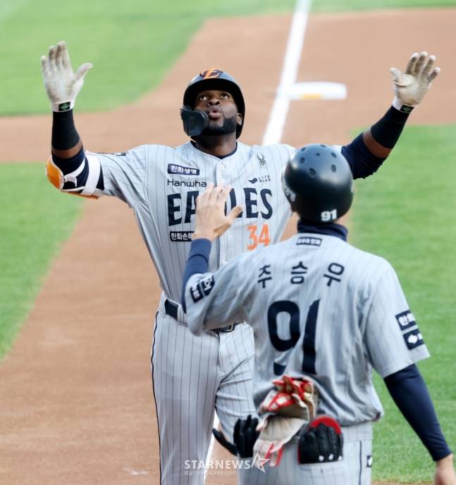 2025 신한 SOL Bank KBO리그 LG 트윈스 대 한화 이글스 경기가 28일 잠실야구장에서 열렸다.  한화 플로리얼이 1회초 무사에서 좌월 1점 홈런을 날리고 홈인하고 있다. /사진=김진경 대기자