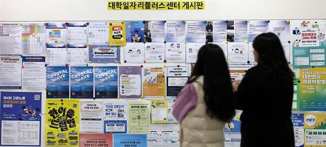 청년 세대가 사회에 진출하려면 수없이 많은 난관을 넘어야 한다. [사진 | 뉴시스]