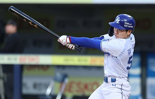 삼성 라이온즈 김지찬이 27일 대구 삼성라이온즈파크에서 열린 롯데 자이언츠와의 홈경기에서 타격하고 있다. 삼성 라이온즈