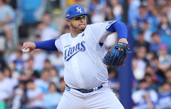 삼성 라이온즈 아리엘 후라도가 27일 대구 삼성라이온즈파크에서 열린 롯데 자이언츠와의 홈경기에 선발 등판해 투구하고 있다. 삼성 라이온즈