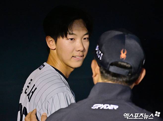 27일 오후 서울 송파구 잠실야구장에서 열린 '2025 신한 SOL Bank KBO리그' 한화 이글스와 LG 트윈스의 경기, 5회말 수비를 마친 한화 황준서가 양상문 투수코치와 대화를 나누고 있다. 잠실, 김한준 기자