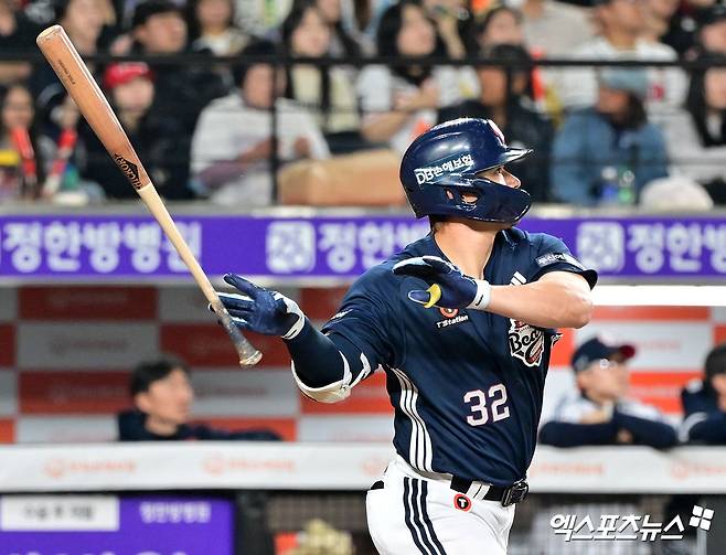 13일 오후 대전 한화생명 볼파크에서 열린 '2025 신한 SOL Bank KBO리그' 두산 베어스와 한화 이글스의 경기, 8회초 2사 1루 두산 김재환이 투런 홈런을 날리고 있다. 엑스포츠뉴스 DB