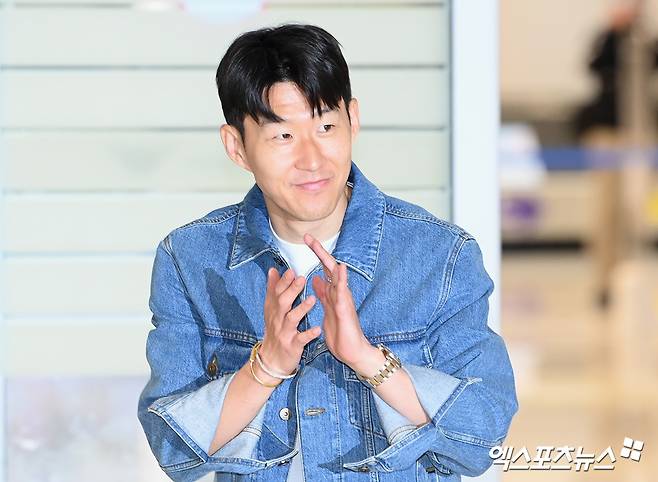 유럽 챔피언이 되어 돌아온 한국 축구대표팀의 주장 손흥민이 우승의 기운을 월드컵으로 이어가려고 한다. 유럽축구연맹(UEFA) 유로파리그 우승 이후 언론과의 인터뷰에서 밝힌 것처럼 내달 열리는 이라크, 쿠웨이트와의 2026 국제축구연맹(FIFA) 북중미 월드컵 아시아 지역 3차예선 2연전에서 월드컵 본선 진출을 확정 짓겠다는 생각이다. 사진 인천공항, 고아라 기자