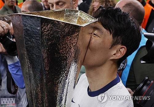 유럽 챔피언이 되어 돌아온 한국 축구대표팀의 주장 손흥민이 우승의 기운을 월드컵으로 이어가려고 한다. 유럽축구연맹(UEFA) 유로파리그 우승 이후 언론과의 인터뷰에서 밝힌 것처럼 내달 열리는 이라크, 쿠웨이트와의 2026 국제축구연맹(FIFA) 북중미 월드컵 아시아 지역 3차예선 2연전에서 월드컵 본선 진출을 확정 짓겠다는 생각이다. 사진 연합뉴스